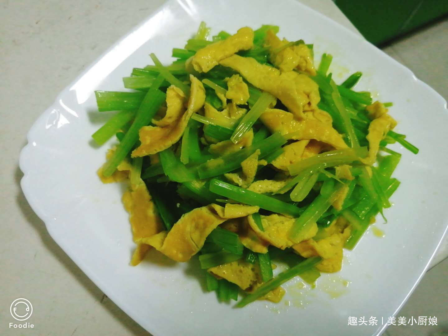 芹菜|这菜一炒就一大盘,鲜嫩可口,保护视力,关键很好吃