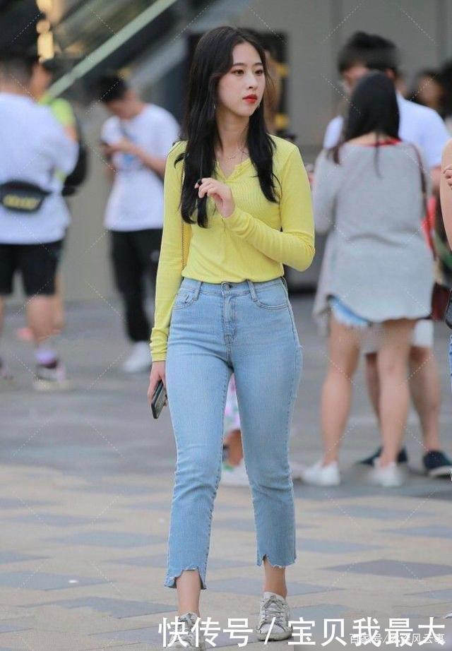 黄色针织上衣配七分牛仔裤，时尚十足，迷人中尽显优雅