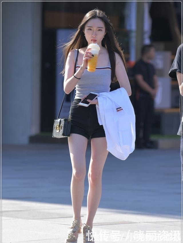 灰色 灰色吊带搭配黑色修身裤,发挥出简约时尚甜美的少女感