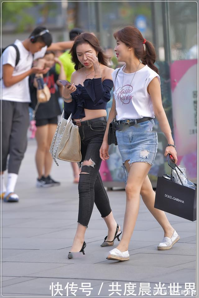 黑色文胸荷叶顶配破洞牛仔裤,风格独特,风格多变