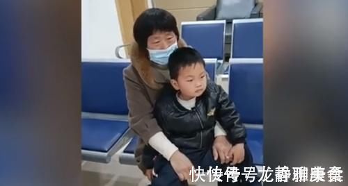 心里面|男孩脚受伤去换药,发现打针护士竟然是妈妈之后,娃的表情亮了