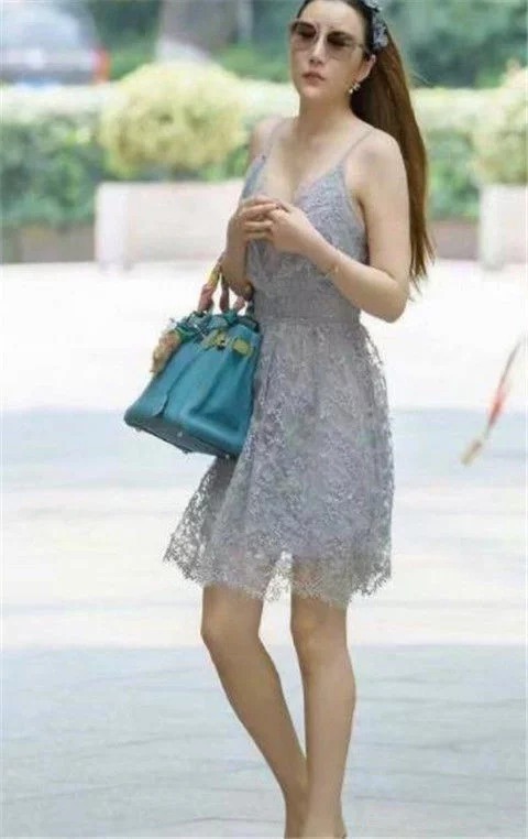 街拍:身穿套装的小美女很漂亮,尽享知性美女风范