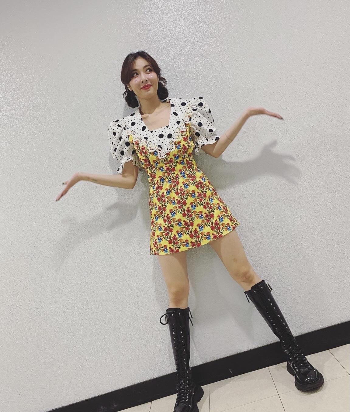 穿搭|泫雅又飒又美,穿白色背心配高腰的牛仔裤,身材比例出众,真吸睛