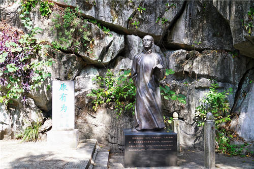 最能代表桂林山水的旅游景点，造型奇特，岩洞里居然全是三花酒