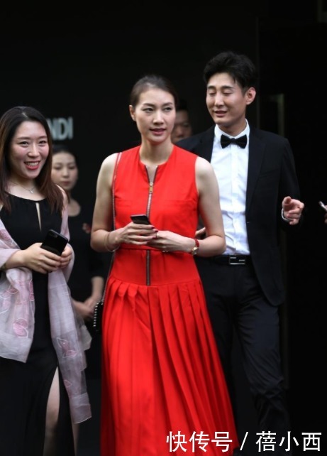 气场|林丹能娶到谢杏芳真有福气！穿红色连衣裙大方优雅，气场不输超模