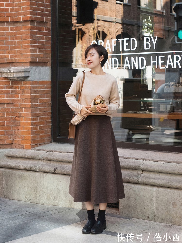 半身裙|奔三奔四的女人,建议多穿“毛呢半身裙”,搭配毛衣简约又显气质