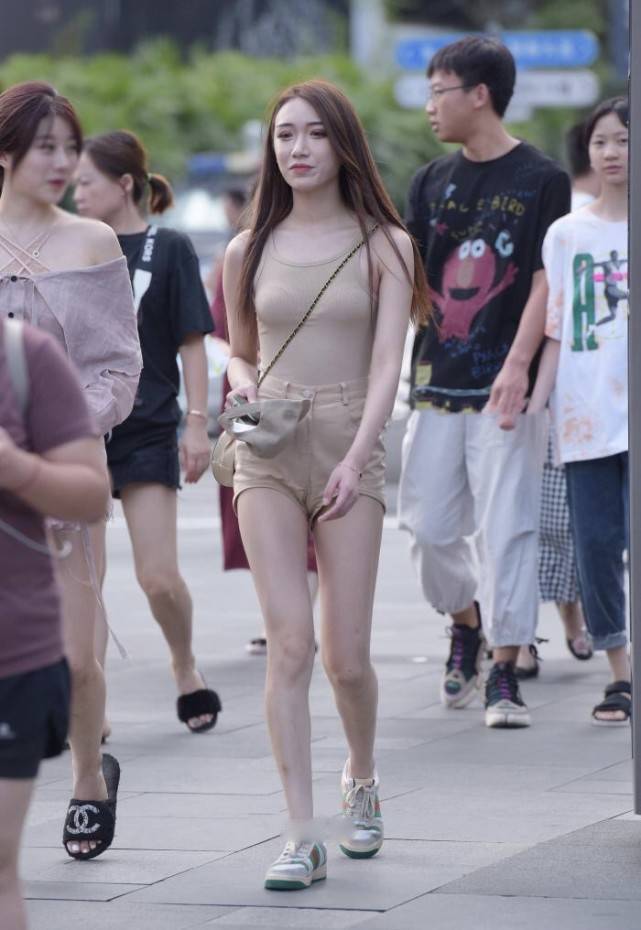 热裤 上衣塞进热裤不仅减龄，修饰腿长突出时尚感，搭运动鞋尝试新风格