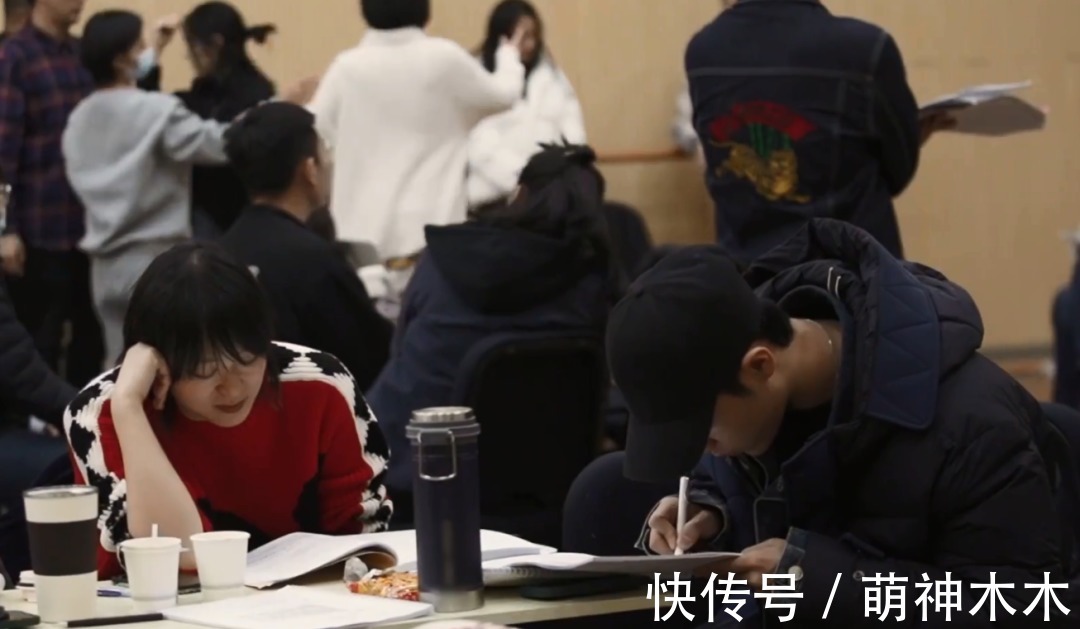 肖战|《如梦之梦》排练花絮曝光,肖战热心为同事拍背,认真学抱娃姿势