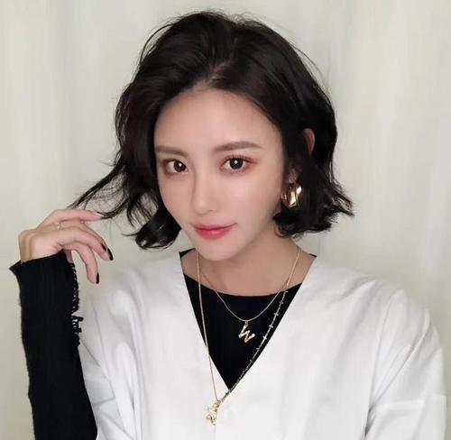 发丝|过了40岁的女人,别烫“大妈卷”,今年流行“波浪短发”,更减龄