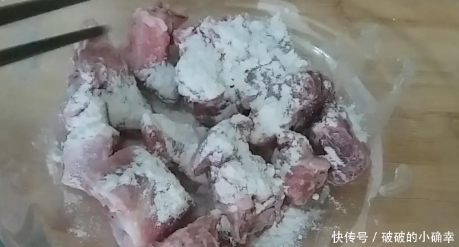 蒸排骨，不要着急上锅蒸，做好2步，排骨蒸好鲜嫩入味，不柴不腥