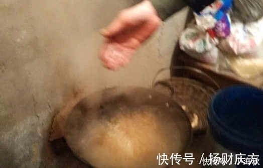 老家|小伙带女友回农村老家,准公公特意做了个拿手菜,姑娘一口不吃