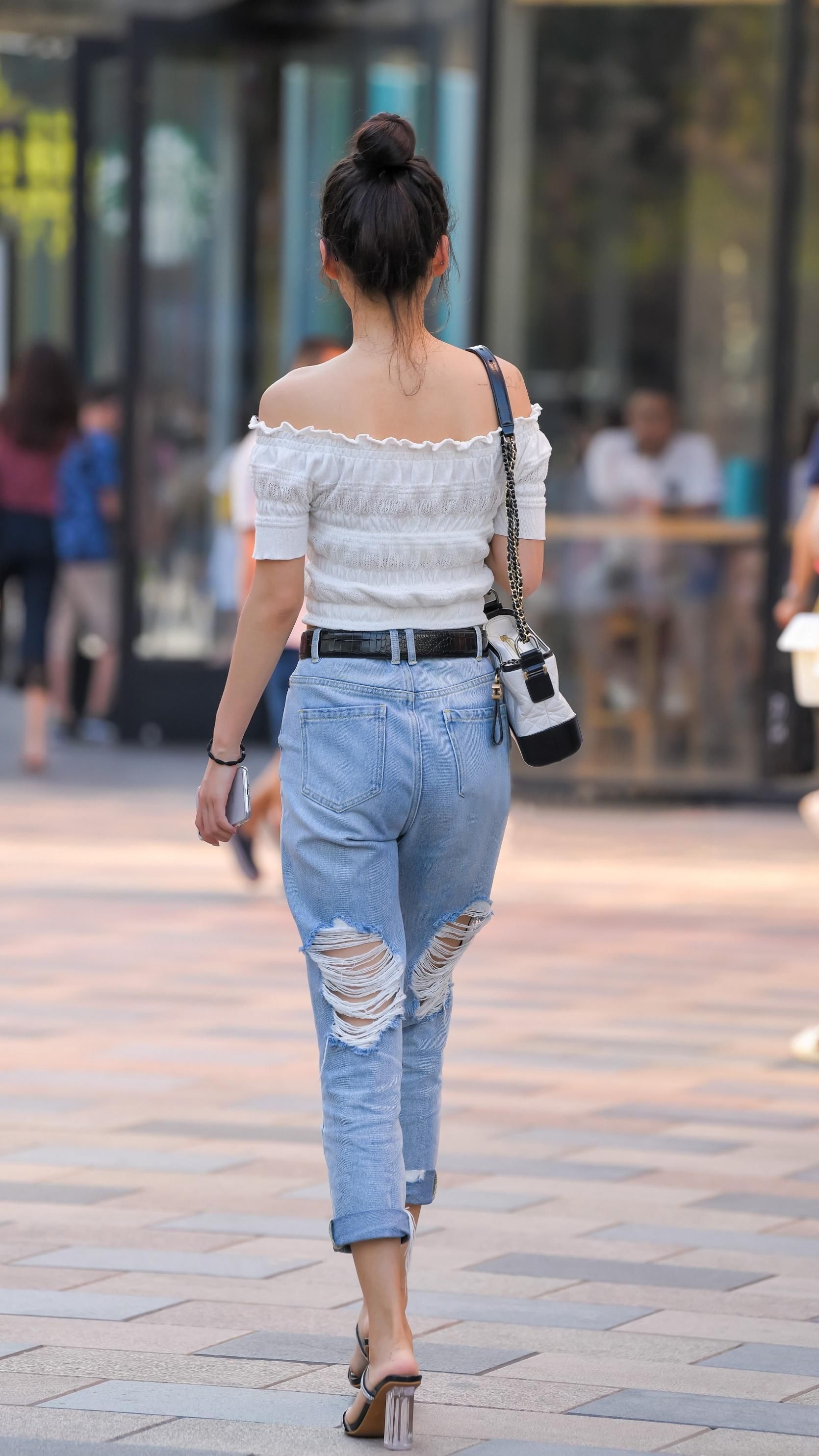 中秋|中秋时节,美女用破洞牛仔裤搭配高跟凉鞋,时髦洋气还显身材苗条