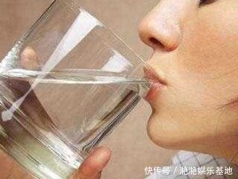 早晨起来要不要空腹喝水?很多人都做错了,别等进医院再后悔