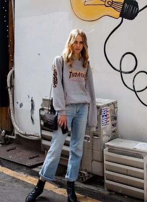 最近火了一种穿法:卫衣+小脚裤,洋气显瘦,承包整个春季的时尚