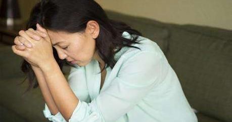 月经不调|45岁以后的女性，身体突然出现以下4种情况，说明更年期已到来