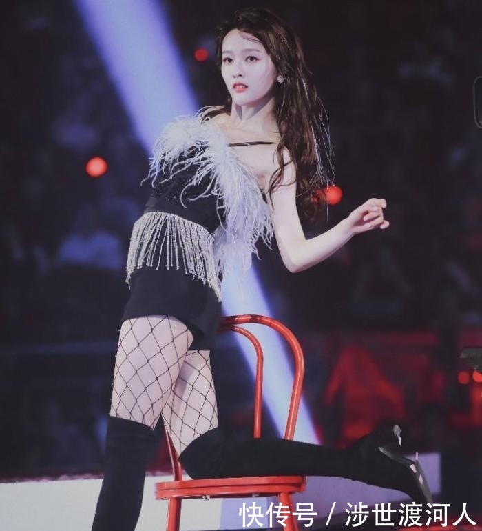 皮肤|是时候扔掉丝袜了,现在最火的袜子叫“吊床袜”+长靴,潮爆了!