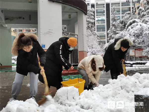 扫雪|温暖同行 历下一幼教师扫雪除冰在行动