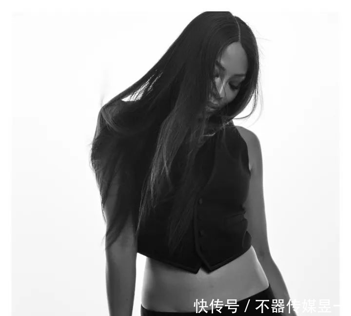 超模黑珍珠拍摄YSL全球大片,表现力太棒了