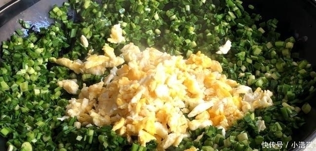 包韭菜饺子时,直接拌馅是大错特错多加1步,韭菜翠绿、不出水