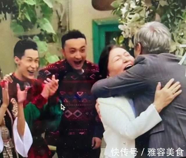 李亞鵬亮相央視綜藝，穿藍(lán)袍與撒貝寧組CP，合唱王菲的歌不尷尬