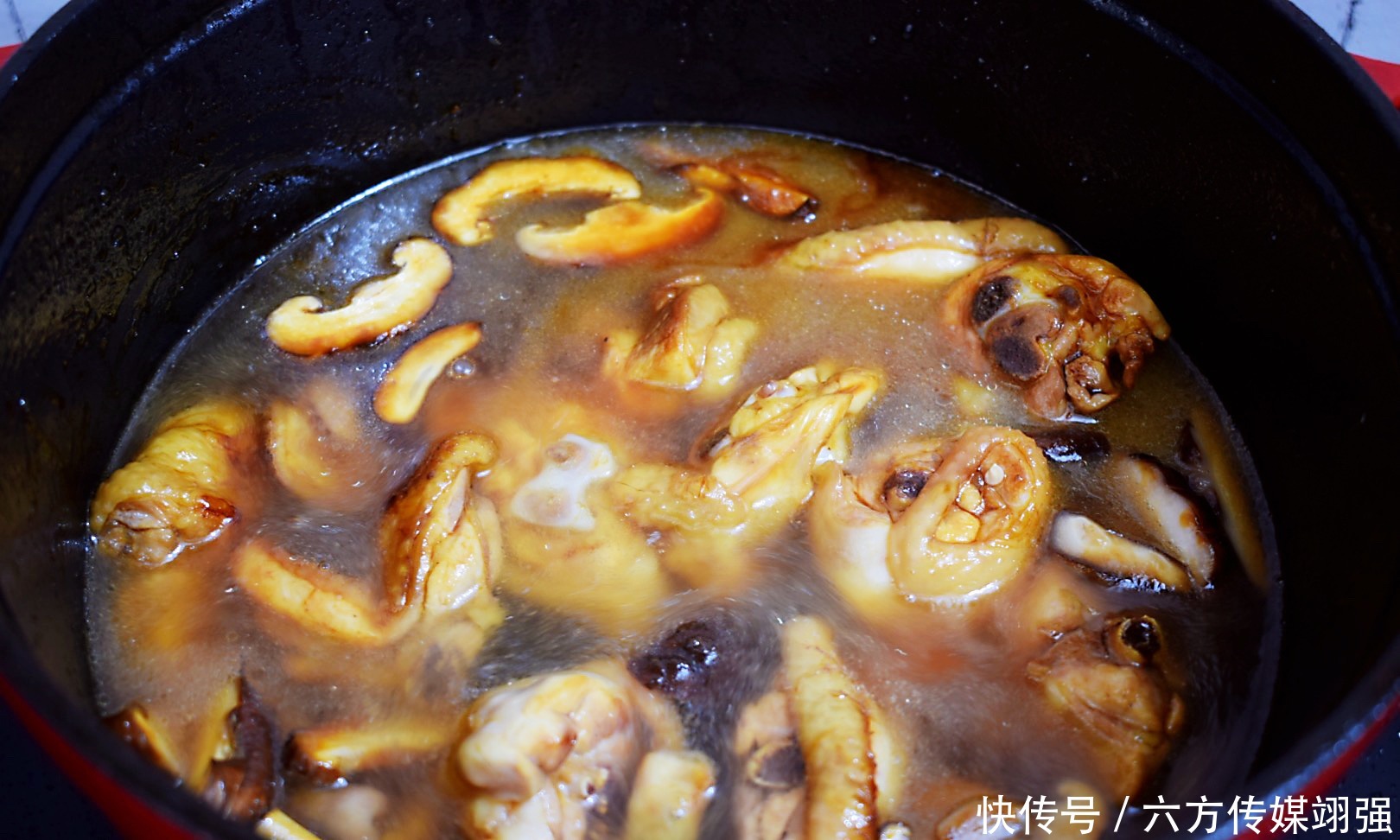 黄焖鸡家常做法,肉质滑嫩,味道鲜香比饭店还好吃,太香了