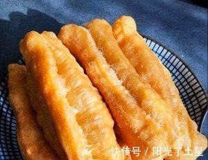 炸油条时，配方和比例告诉你，金黄酥脆又蓬松！
