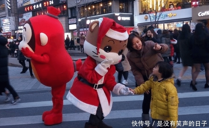 新生儿|妈妈们常常申明，当她们抱着孩子的时候，婴儿知道注视母亲