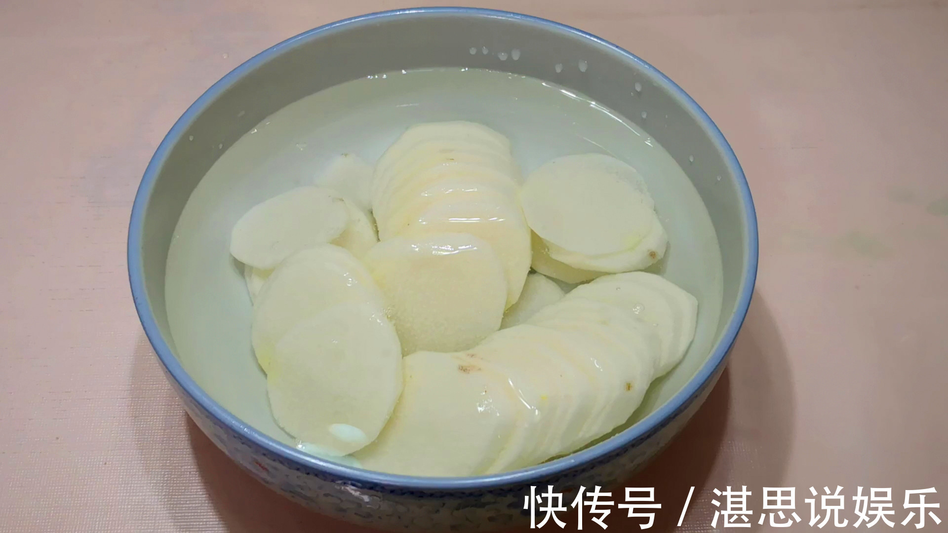 解馋|秋天要多吃秋葵,加花生米简单一做,营养解馋又下饭,给肉都不换