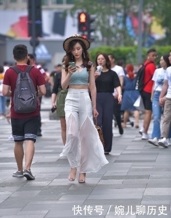 她如此有个性,能被她看上的服装组合,一定非同寻常