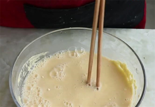 玉米面新做法，凉水一拌，锅里360度一搅，酸辣爽口又筋道，真香