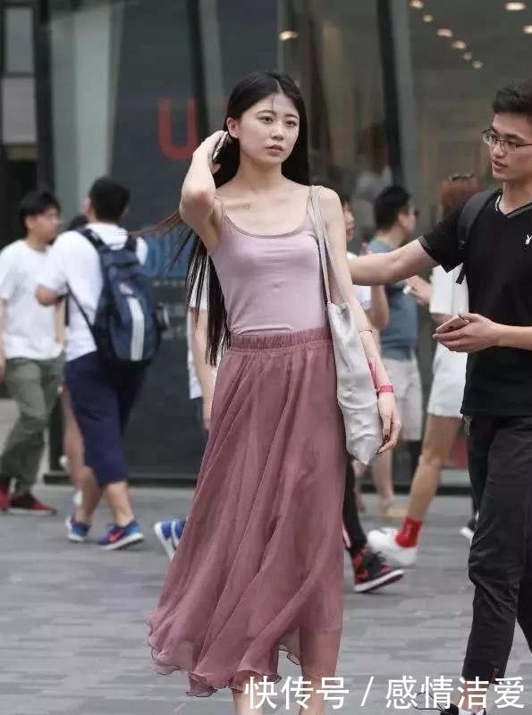长裙|街拍:小姐姐一袭粉红色吊带长裙可爱又清纯,苗条的身材女神范儿