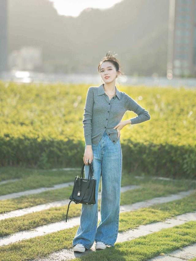 减龄|3、40岁这样穿“贼”好看,针织开衫搭配牛仔阔腿裤,清爽又减龄