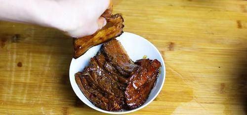  扣肉学会这样做，五星级大厨都称赞，做法正宗，吃起来一点不油腻