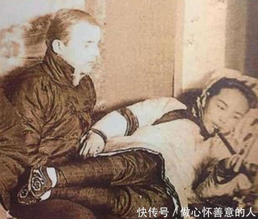 照片拍摄|清朝烟花之地老照片：图一是风尘女子正在陪客，图五的女子堪称绝色