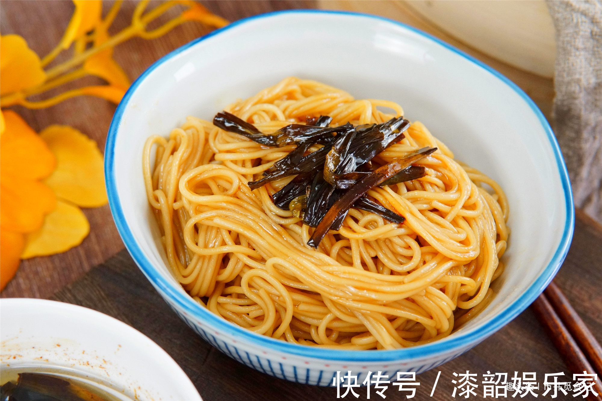 做葱油拌面,少用一味料,难怪不好吃,跟着黄磊做,吃的停不下来