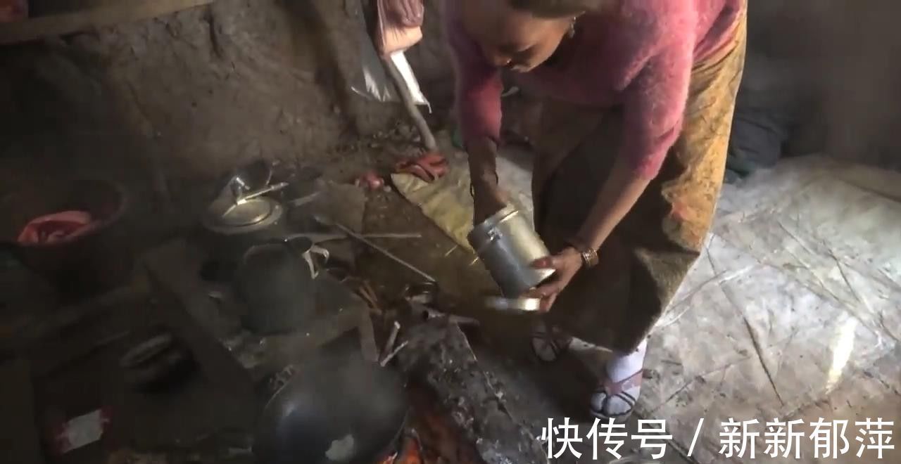 尼泊尔村庄里的穷人，米饭配土豆招待中国小伙，小孩对相机很陌生