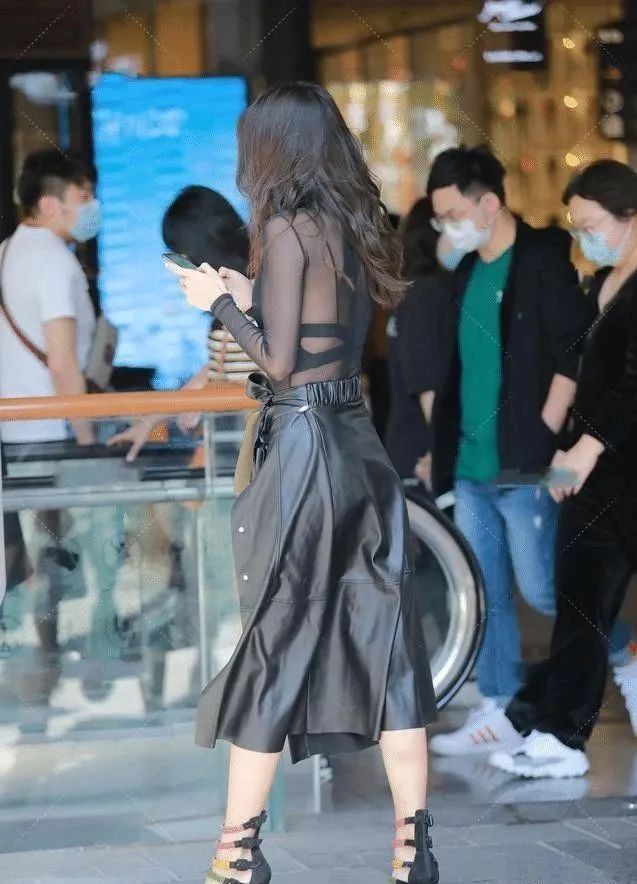 美女 黑色皮质连衣裙,还是搭配高跟鞋好看