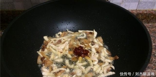 今天做道下饭菜韭菜炒豆干，鲜香美味，Q弹有嚼劲，超级下饭