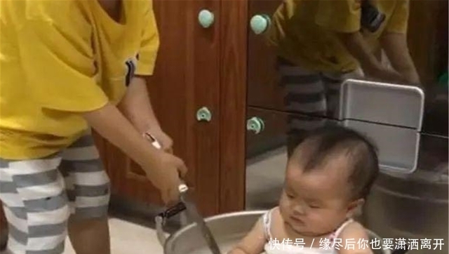 弟弟|熊孩子趁爸妈外出,把弟弟放进锅中加水“炖”了,爸妈发现很崩溃