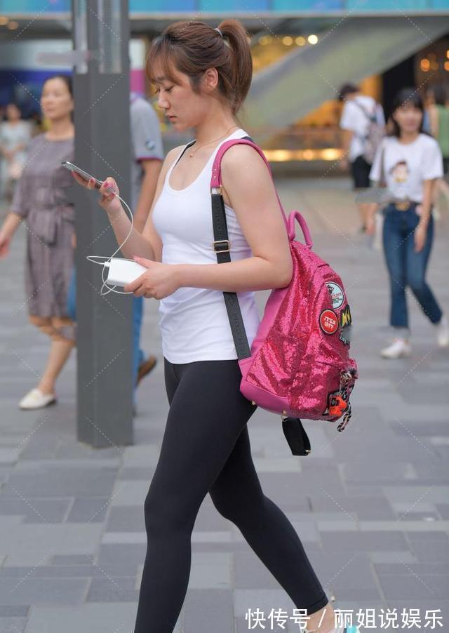 温柔 白色无袖上衣,搭配黑色运动裤,回归极简的穿搭