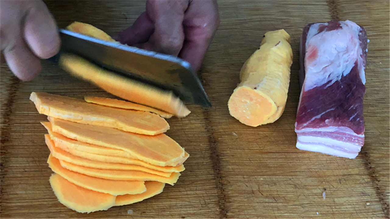 红薯蒸煮着吃过时了,试试新做法,全家人都爱吃,比面包还好吃!