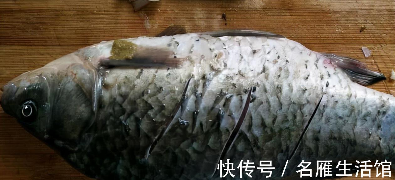 不管煎什么鱼，在鱼身上抹点“它”，鱼肉完整不粘锅，好看又好吃