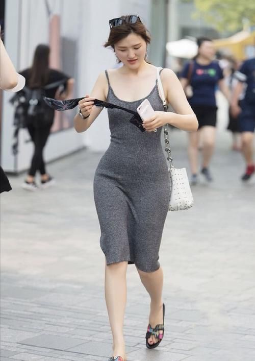 小姐姐 “宽臀”型女生的裙装穿搭,灰色针织裙配凉拖,美的自信又洒脱