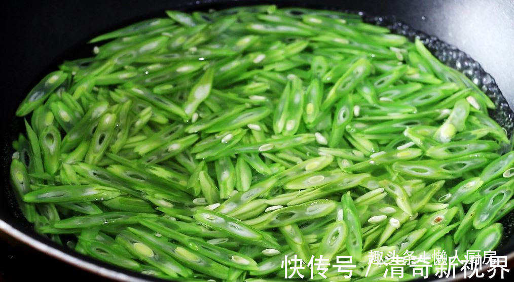 开胃|四季豆别只会清炒着吃,试试加点猪肉和辣椒一起炒,开胃又下饭