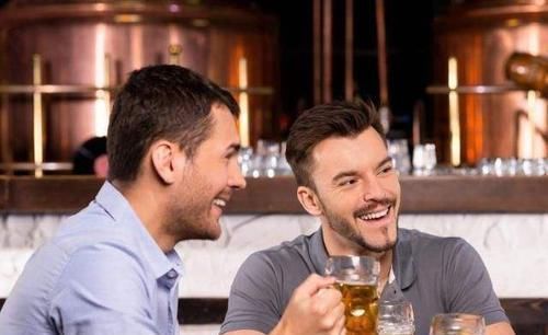 男性长寿的秘诀:生活中做好“2戒2坚持”,让你越活越年轻!