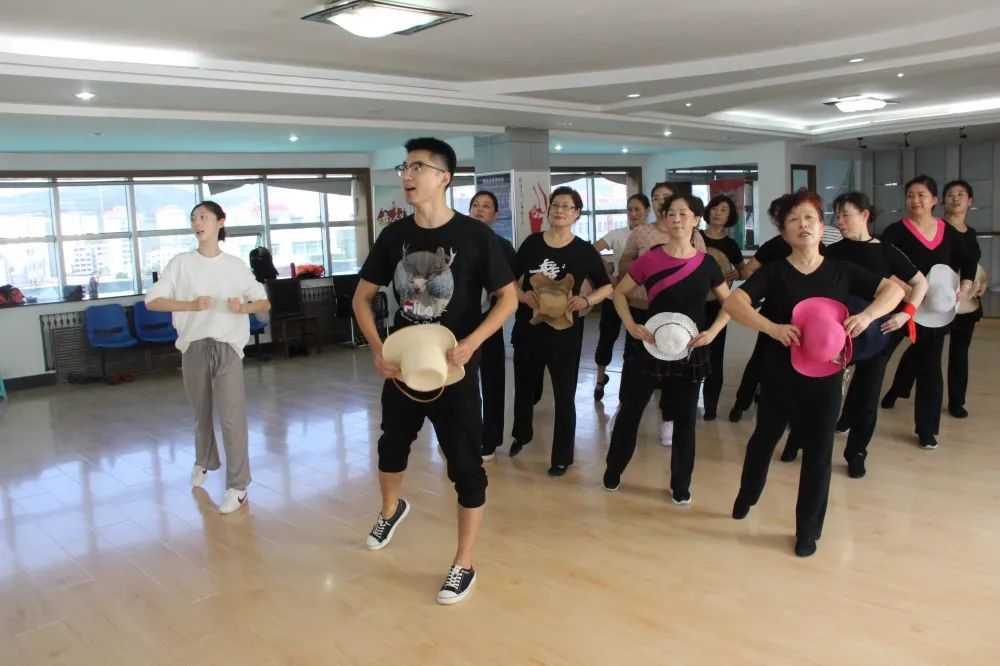 文体大餐$【书写群众满意的“民生答卷”】莱山区“文体大餐”点亮群众多彩生活