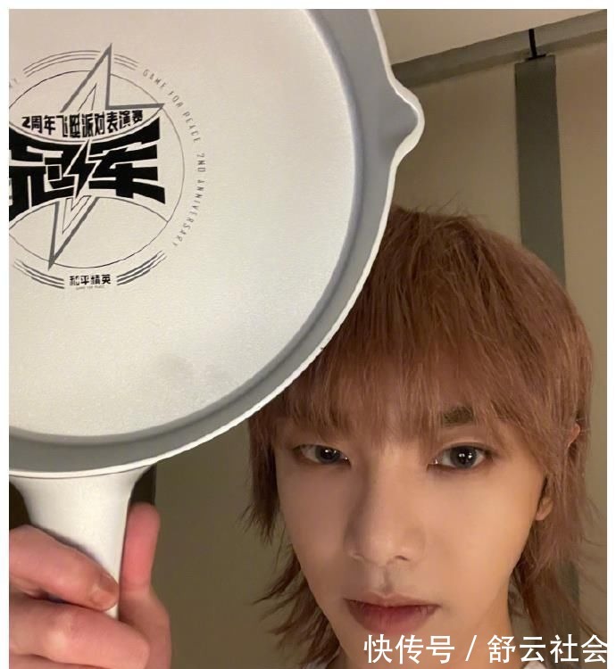 華晨宇曬出吃雞賽獎(jiǎng)杯，這不是重點(diǎn)，雙眼無(wú)神似“網(wǎng)癮”少年