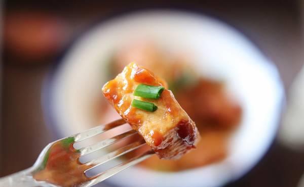 肉也贵，青菜也贵，还是在家吃豆腐吧，2块钱做一盘，真是实惠