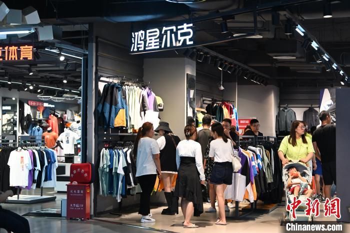 品牌|安踏营收跑赢阿迪达斯，你也改穿“国货”了？