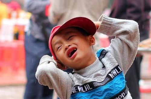 当孩子出现“自残”行为,家长别心急,可能是“情绪饥饿”在作祟